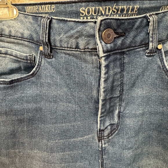 Stylish Blue Distressed Jeans - Picture 3 of 8